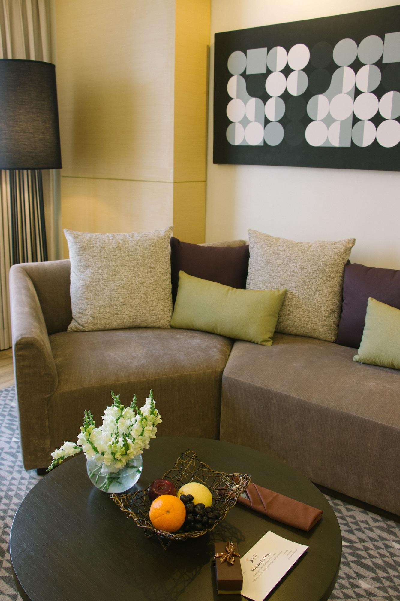 Seda Vertis North Bandar Quezon Luaran gambar A sofa with cushions
