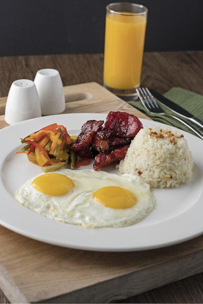 Seda Vertis North Bandar Quezon Luaran gambar Filipino breakfast with longganisa, garlic rice, eggs, and pinakbet