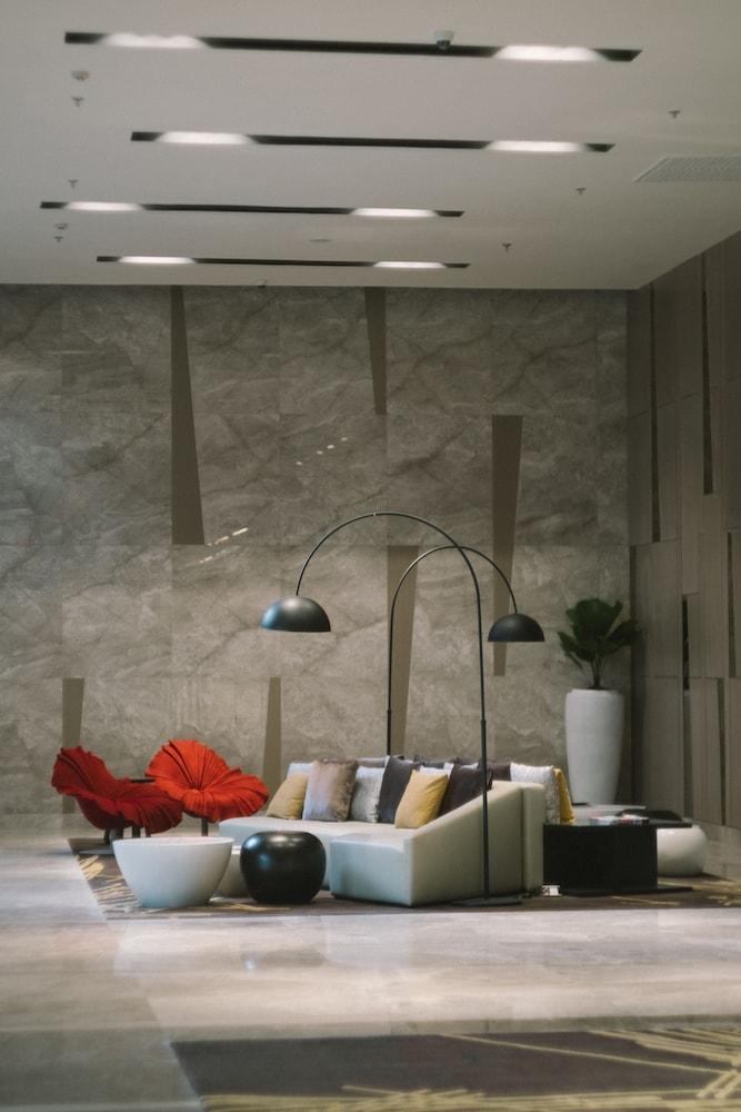 Seda Vertis North Bandar Quezon Luaran gambar A three-armed floor lamp