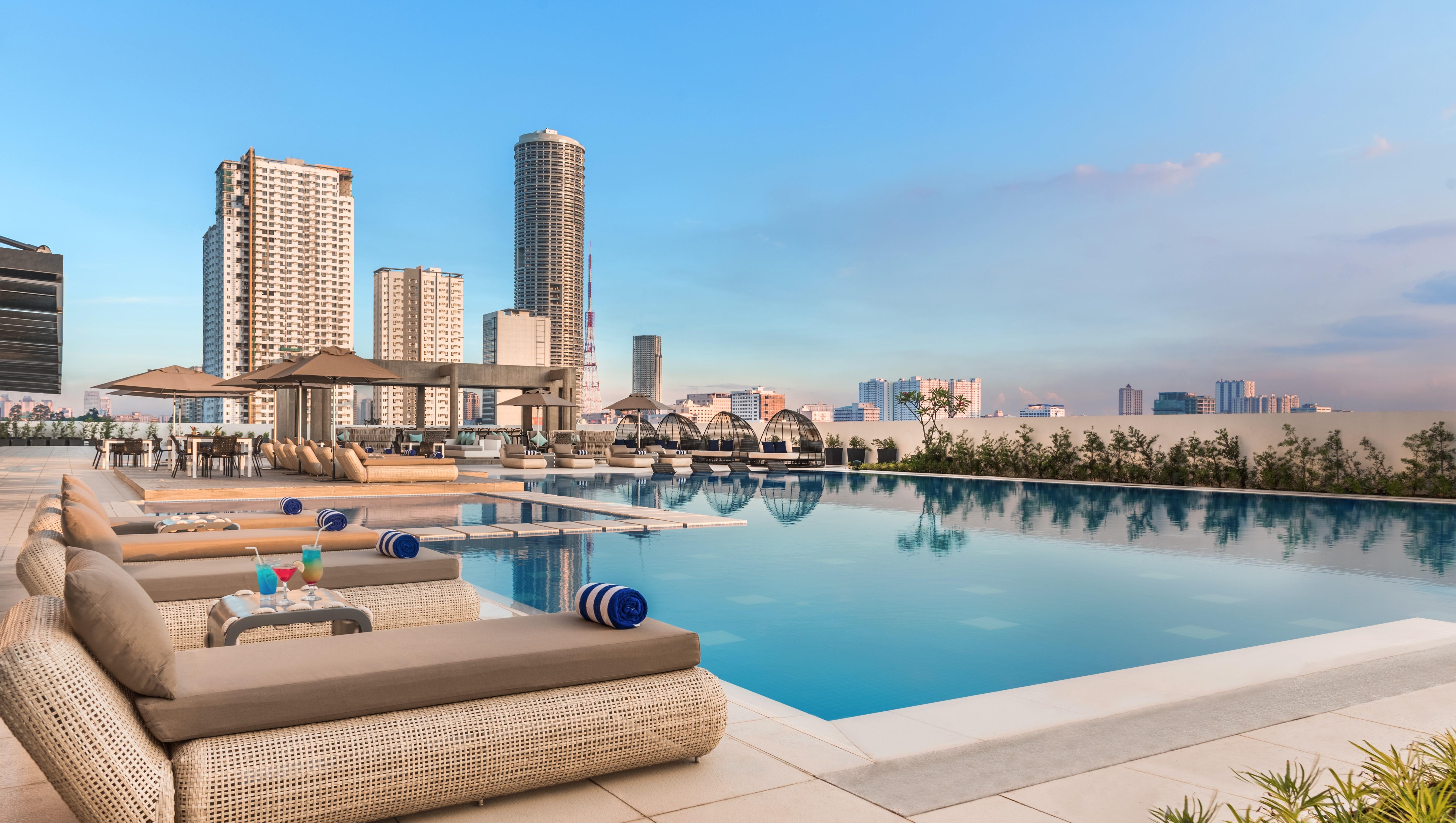 Seda Vertis North Bandar Quezon Luaran gambar The Infinity Pool at the 10th floor of the hotel