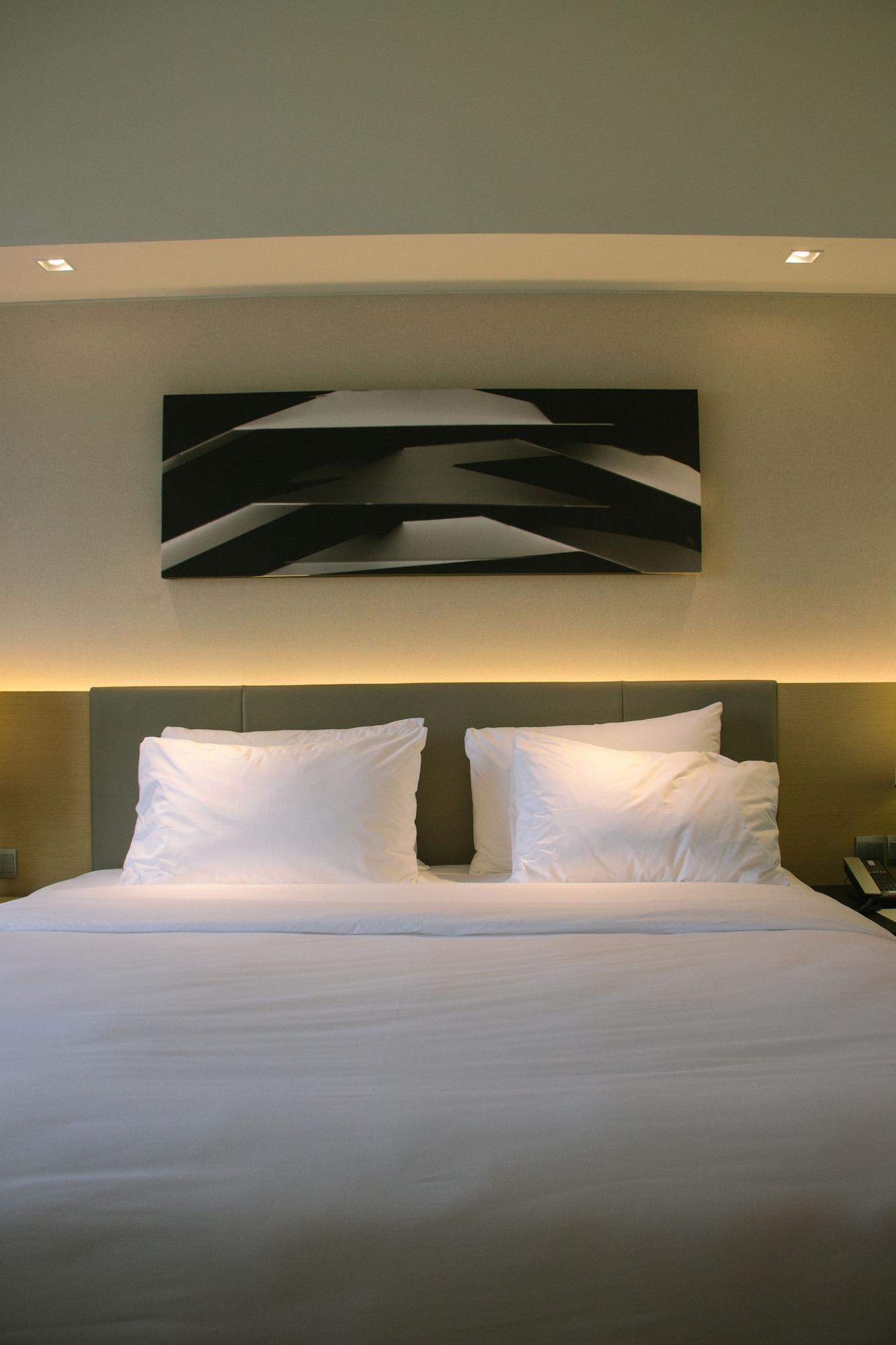 Seda Vertis North Bandar Quezon Luaran gambar A bed with two pillows
