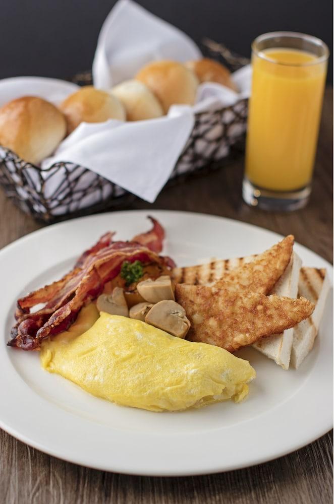 Seda Vertis North Bandar Quezon Luaran gambar Bacon and eggs