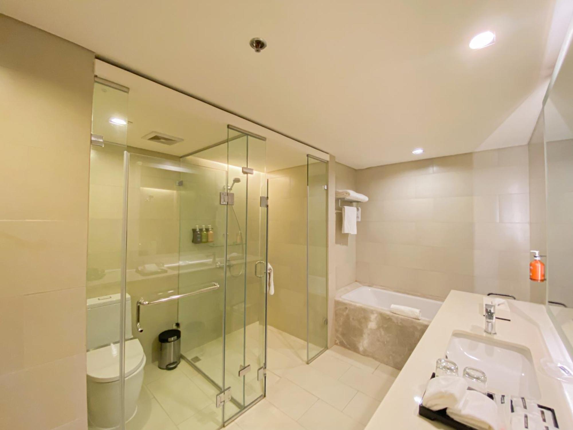 Seda Vertis North Bandar Quezon Luaran gambar A bathroom in a hotel