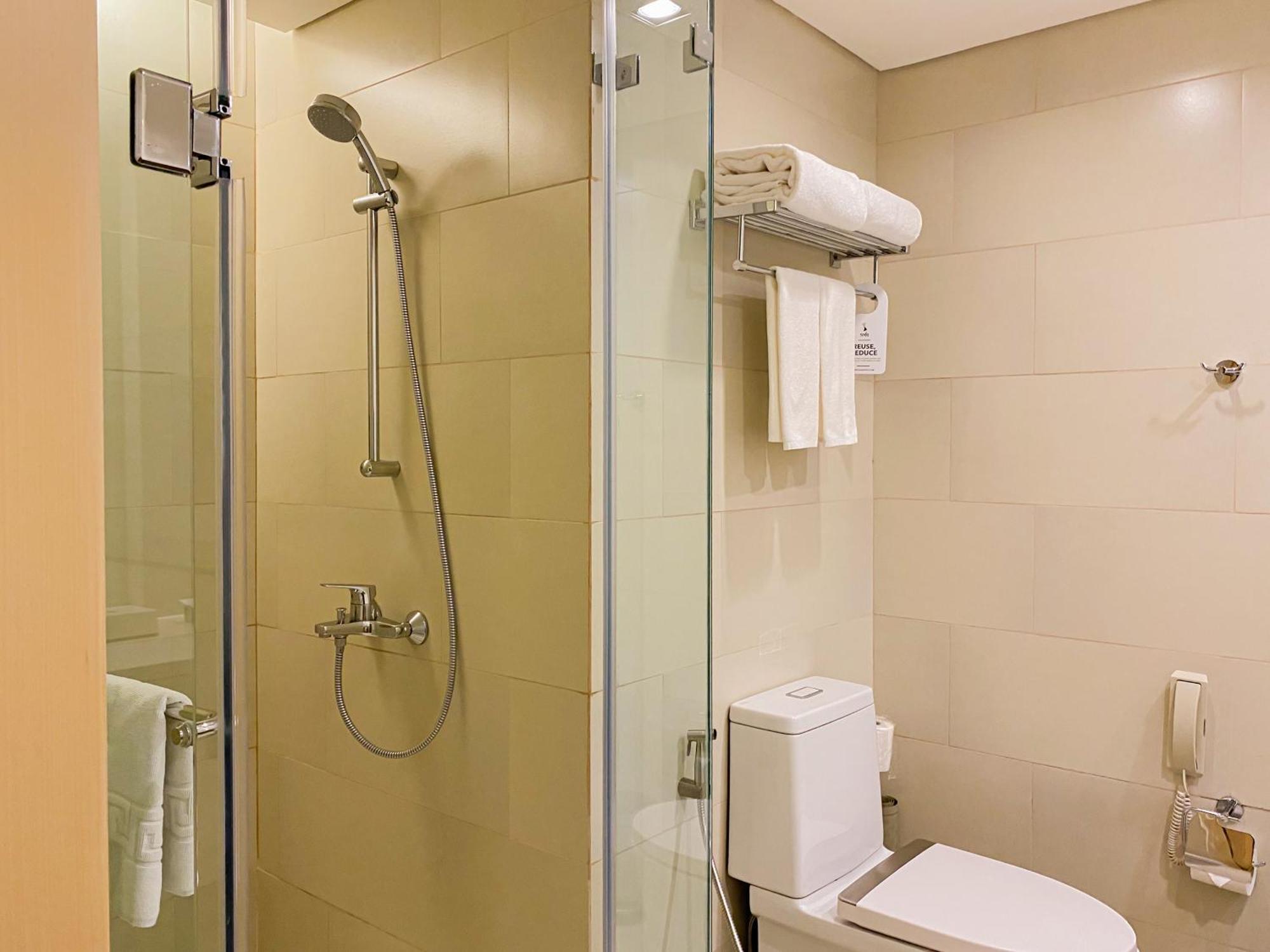 Seda Vertis North Bandar Quezon Luaran gambar A shower cubicle with a sliding door