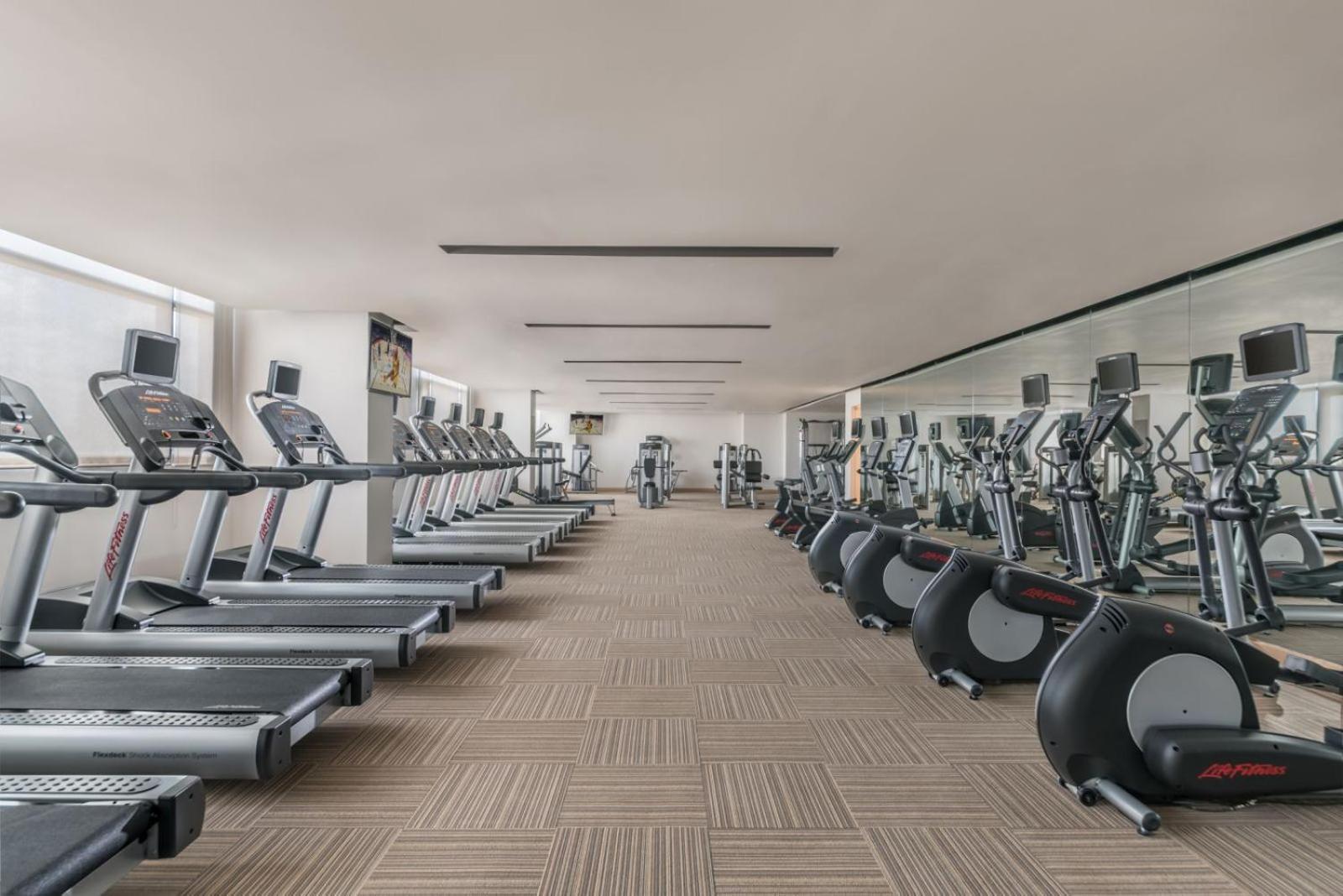 Seda Vertis North Bandar Quezon Luaran gambar The gym at the hotel