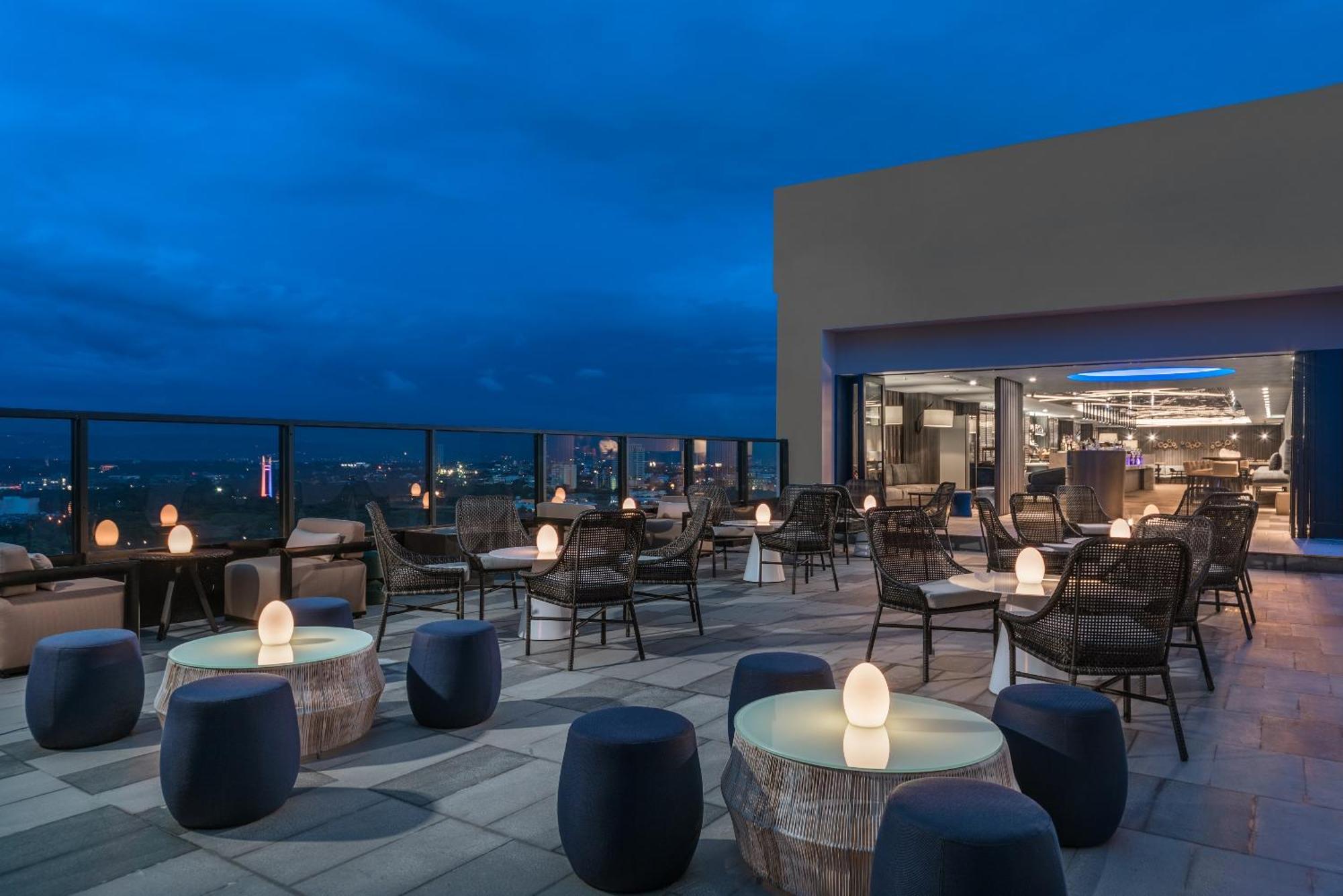 Seda Vertis North Bandar Quezon Luaran gambar The rooftop bar